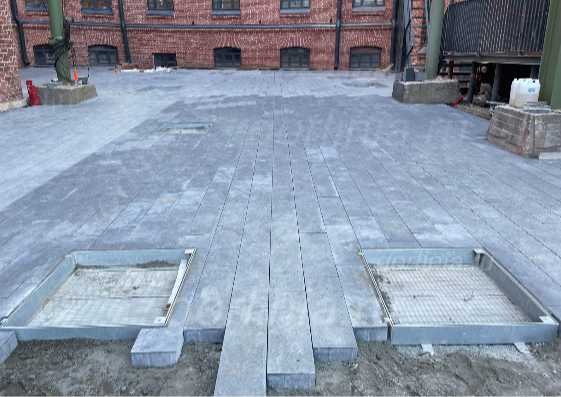 Люки Проспект-Ц Нижполиграф Город Мастеров на колодцах в бетонной плите с мощением тротуарной плиткой