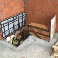 Напольный люк на лестницу в подвал с поворотом двухдверный